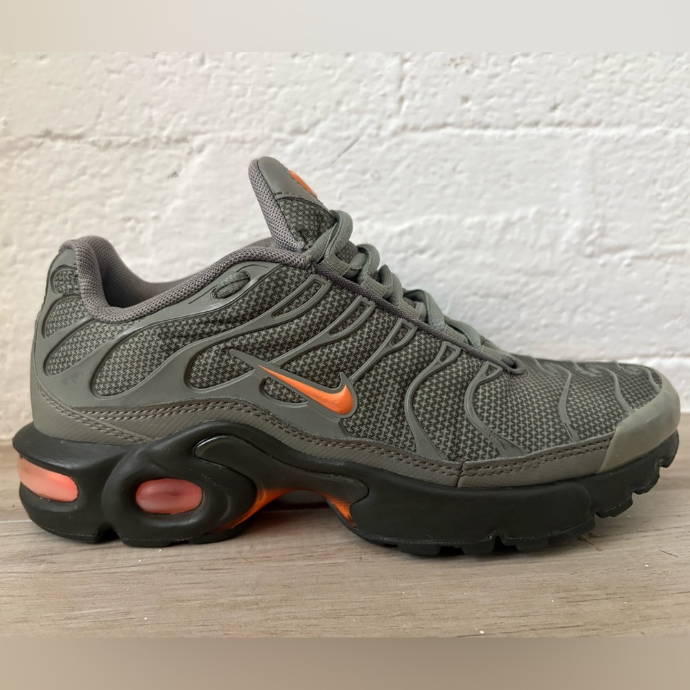Nike Kids Sneakers in Gray and Orange